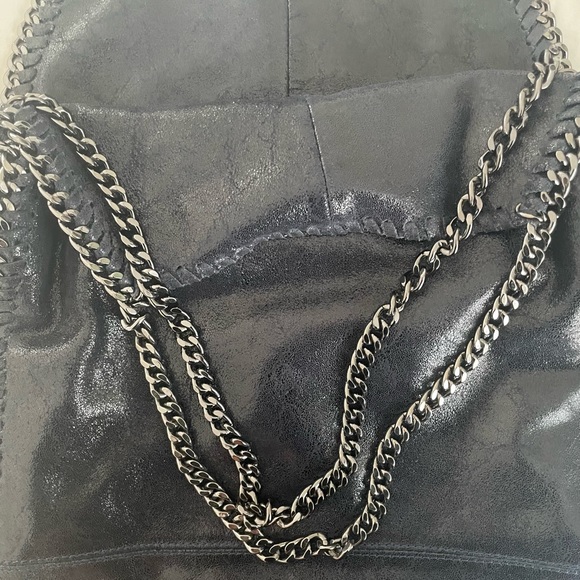 Navy blue shoulder bag with silver hardware. - Picture 3 of 8